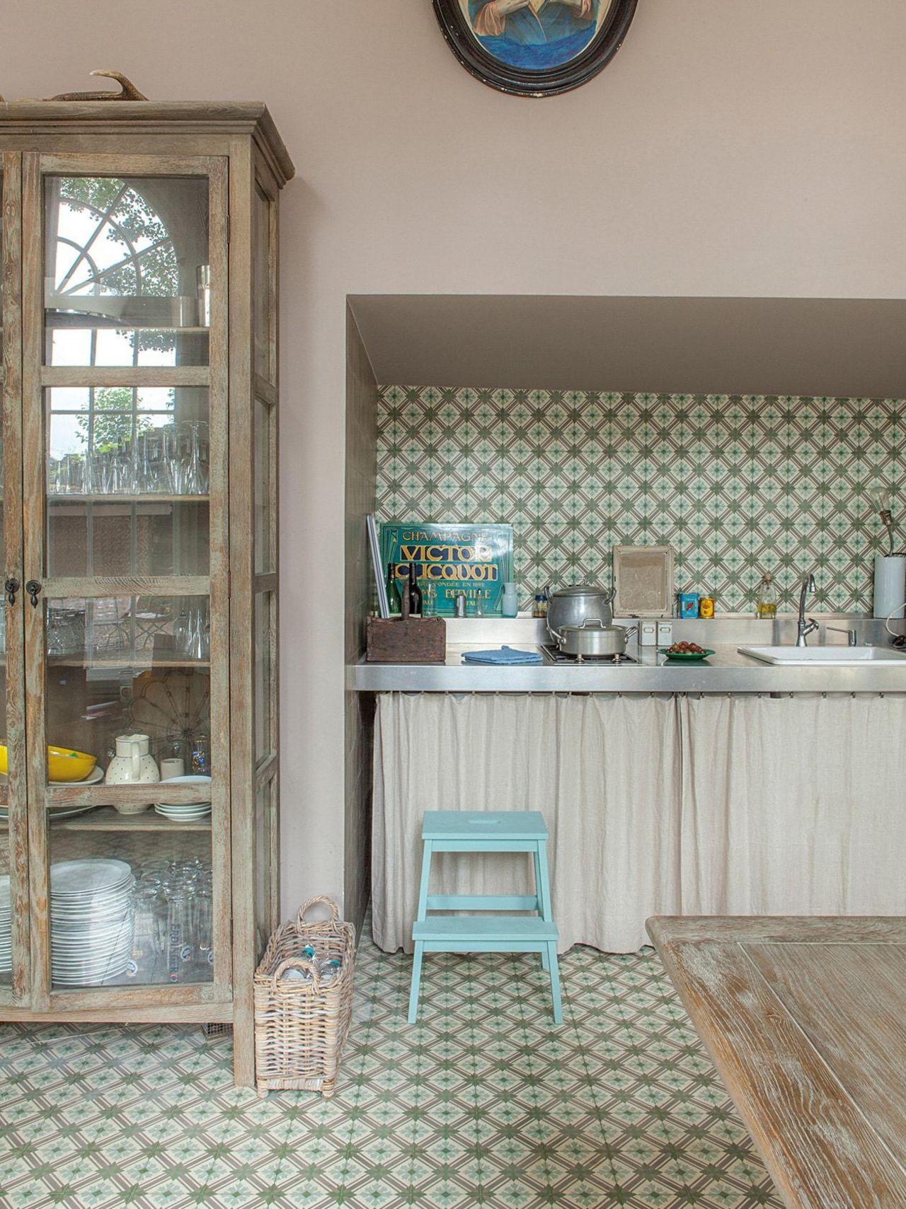 VIA Zementfliese N° 10700 an der Wand und auf dem Boden in Kombination mit Holz Möbeln VIA Zementfliese N° 10700 an der Wand und auf dem Boden in Kombination mit Holz Möbeln