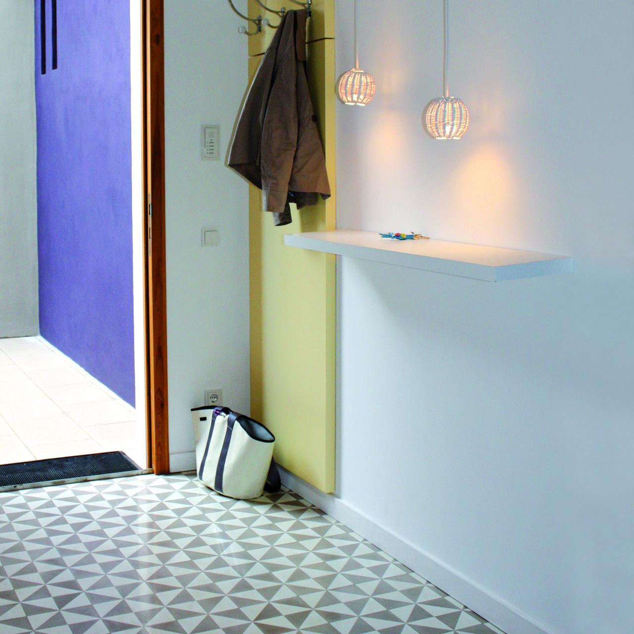 Klassische zweifarbige Zementfliese in graubraun und weiß in einem Flur 