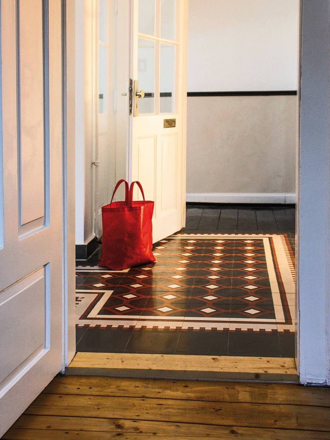 VIA Terrazzoplatten im Altbau im Flur mit Holzdielen 