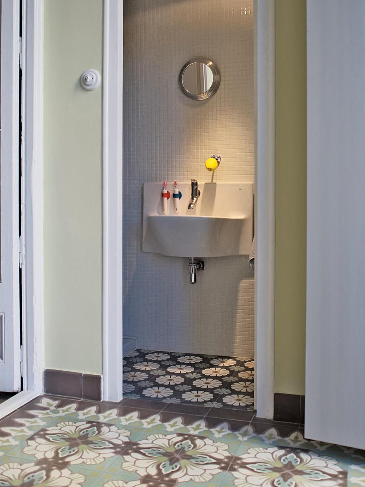 VIA Prilblume in einem kleinen Bad VIA Prilblume in einem kleinen Bad