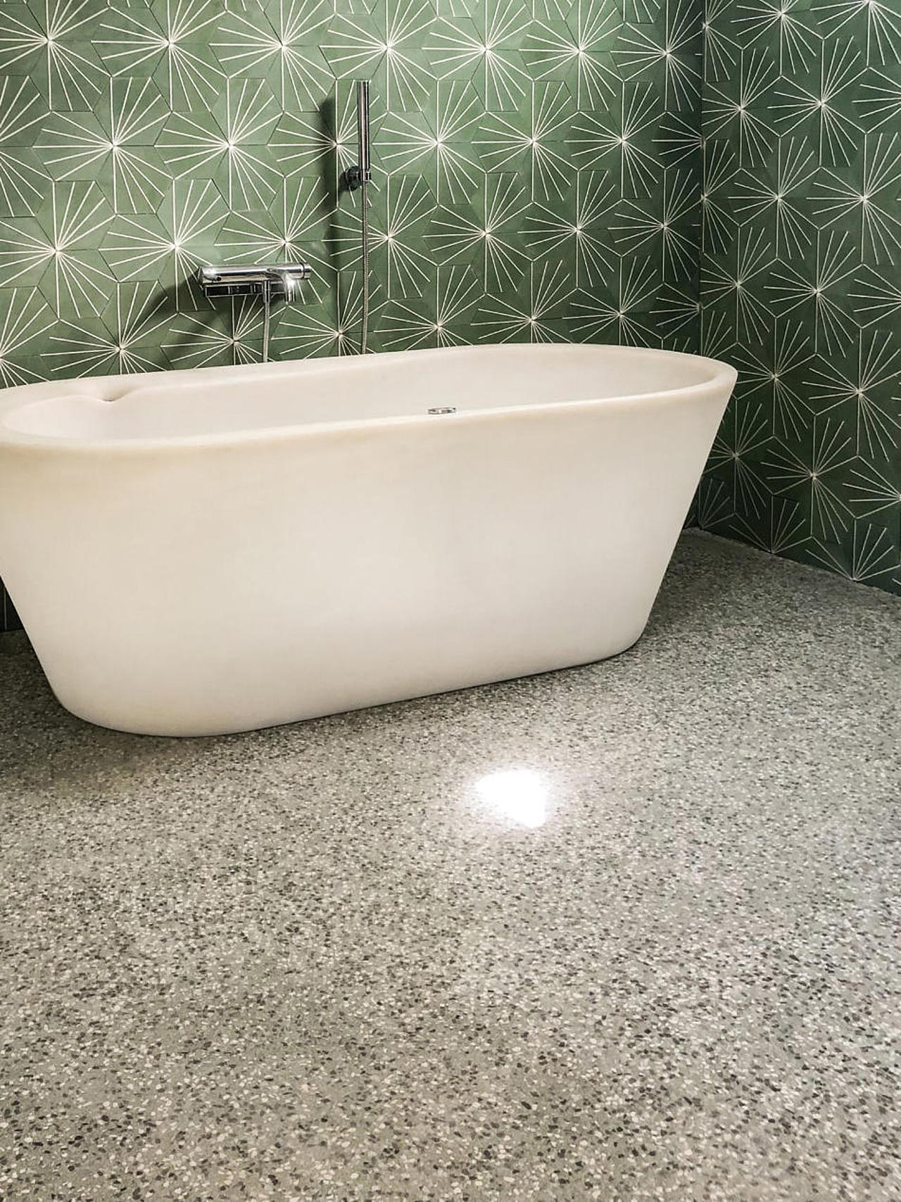 Zementfliesen an der Wand und VIA Terrazzo auf dem Boden Zementfliesen an der Wand und VIA Terrazzo auf dem Boden