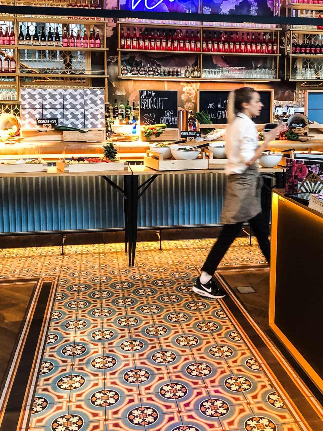 Zementfliesen von VIA mit mehrfarbigem Muster im Café 