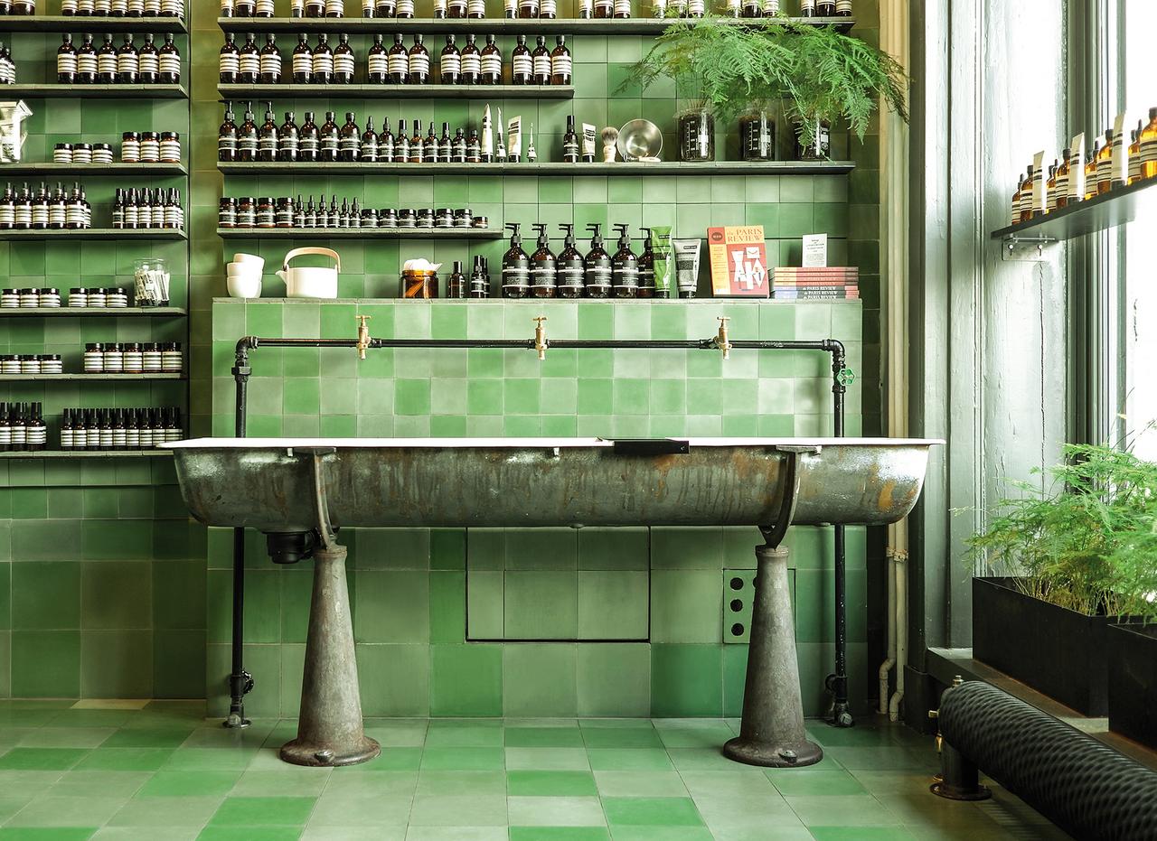 Aesop Shop mit drei verschiedenen Größen an Uniplatten in jeweils zwei Grüntönen 