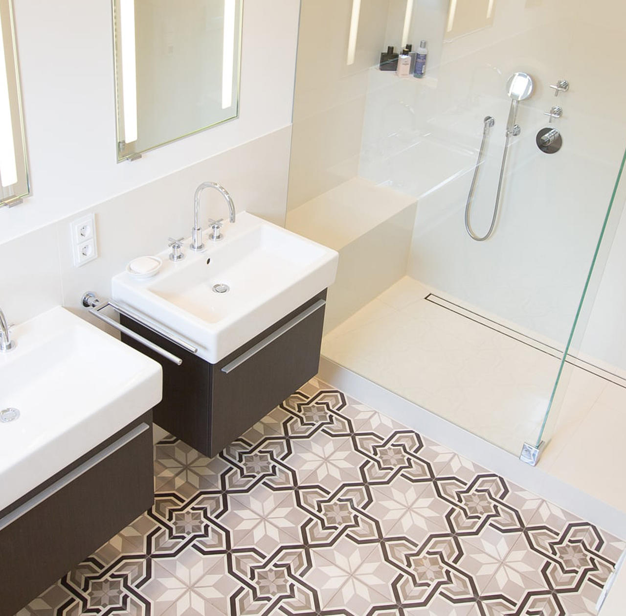 VIA Zementfliese mit Duschtasse VIA Zementfliese mit Duschtasse