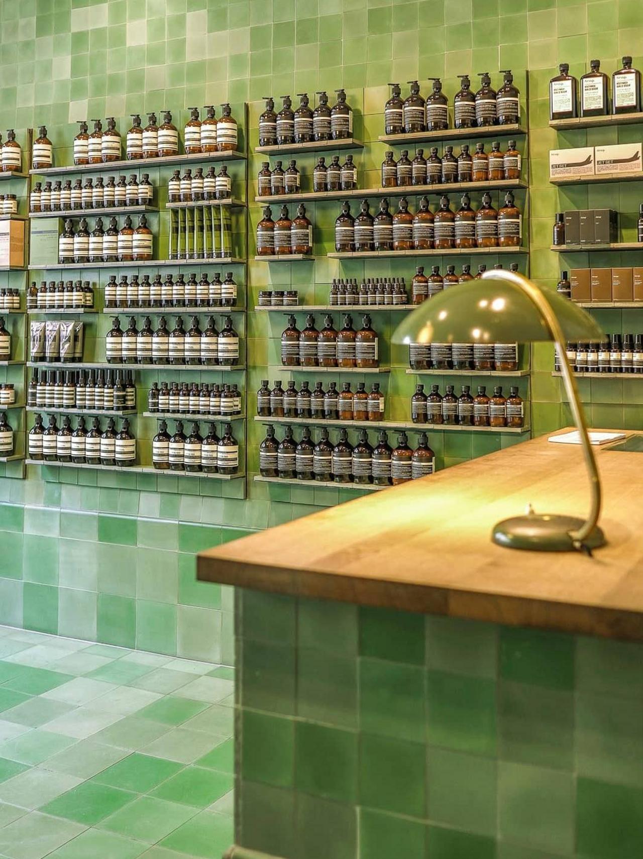 [Translate to Englisch:] VIA Zementfliesen in Grüntönen im Aesop Shop 