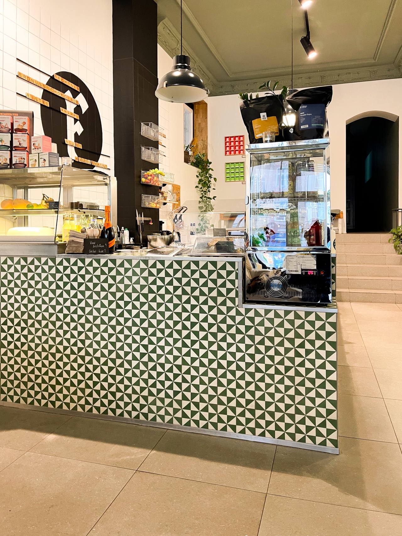 Geometrisch verkleidete Thekenfront mit VIA Zementfliesen – N° 10453 bringt grafische Spannung und klassische Handwerksqualität in moderne Raumkonzepte.