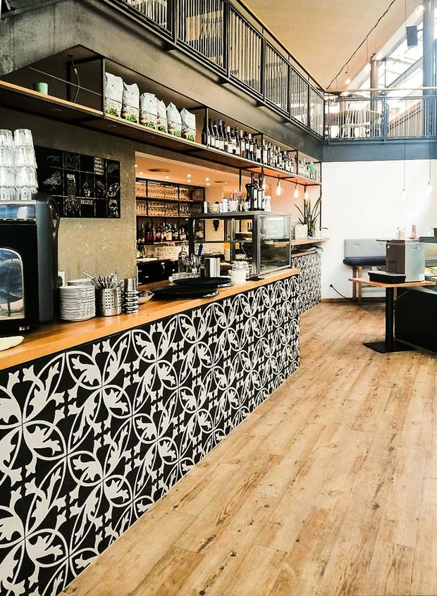 Terrazzoplatten schwarz/weiss an Theke Terrazzoplatten schwarz/weiss an Theke