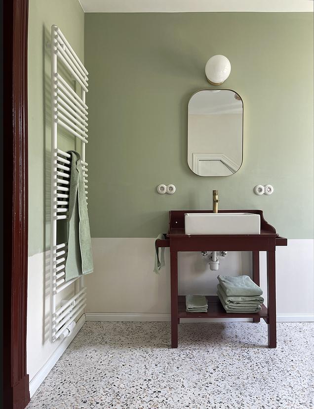 heller grauer weißer Terrazzoboden im Badezimmer