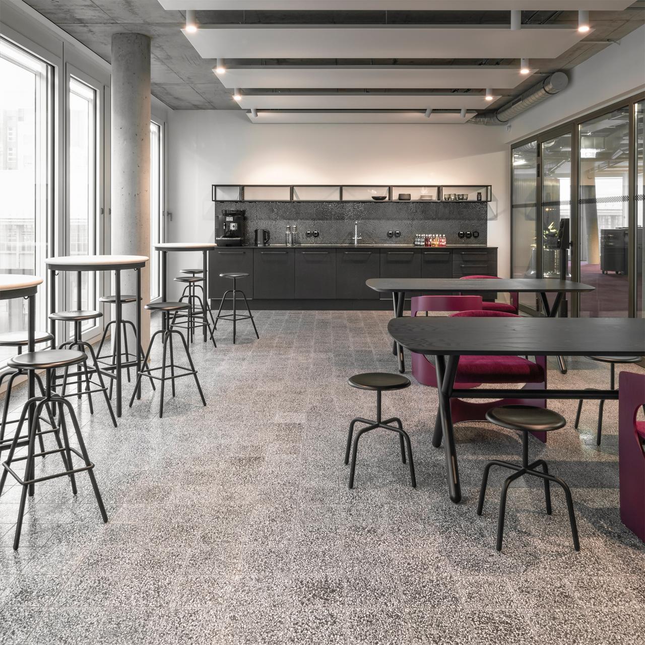 schwarze Terrazzofliesen in der Sony Kantine schwarze Terrazzofliesen in der Sony Kantine