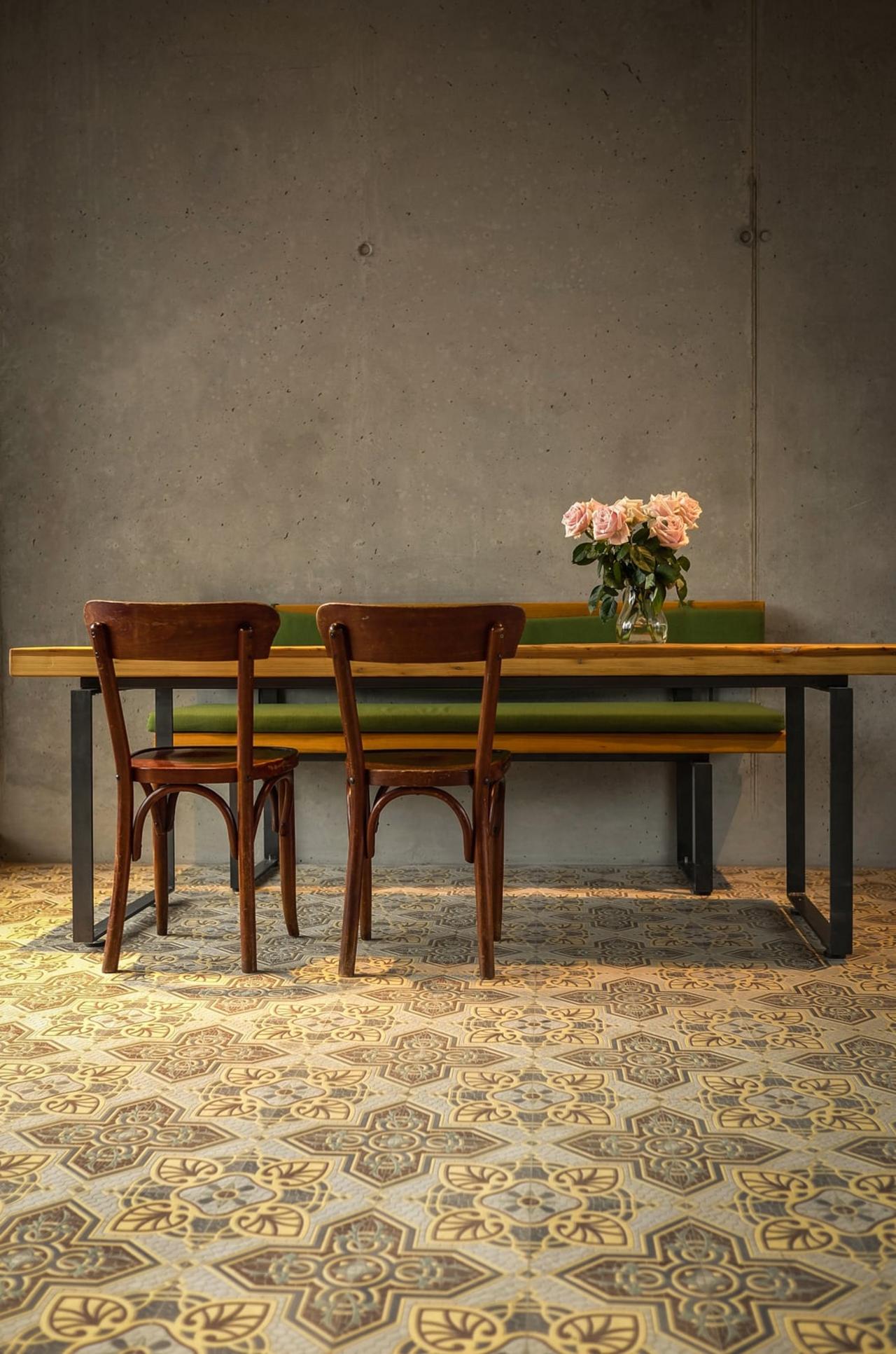 VIA Mehrfarbige Riffelplatte in einer Bar VIA Mehrfarbige Riffelplatte in einer Bar