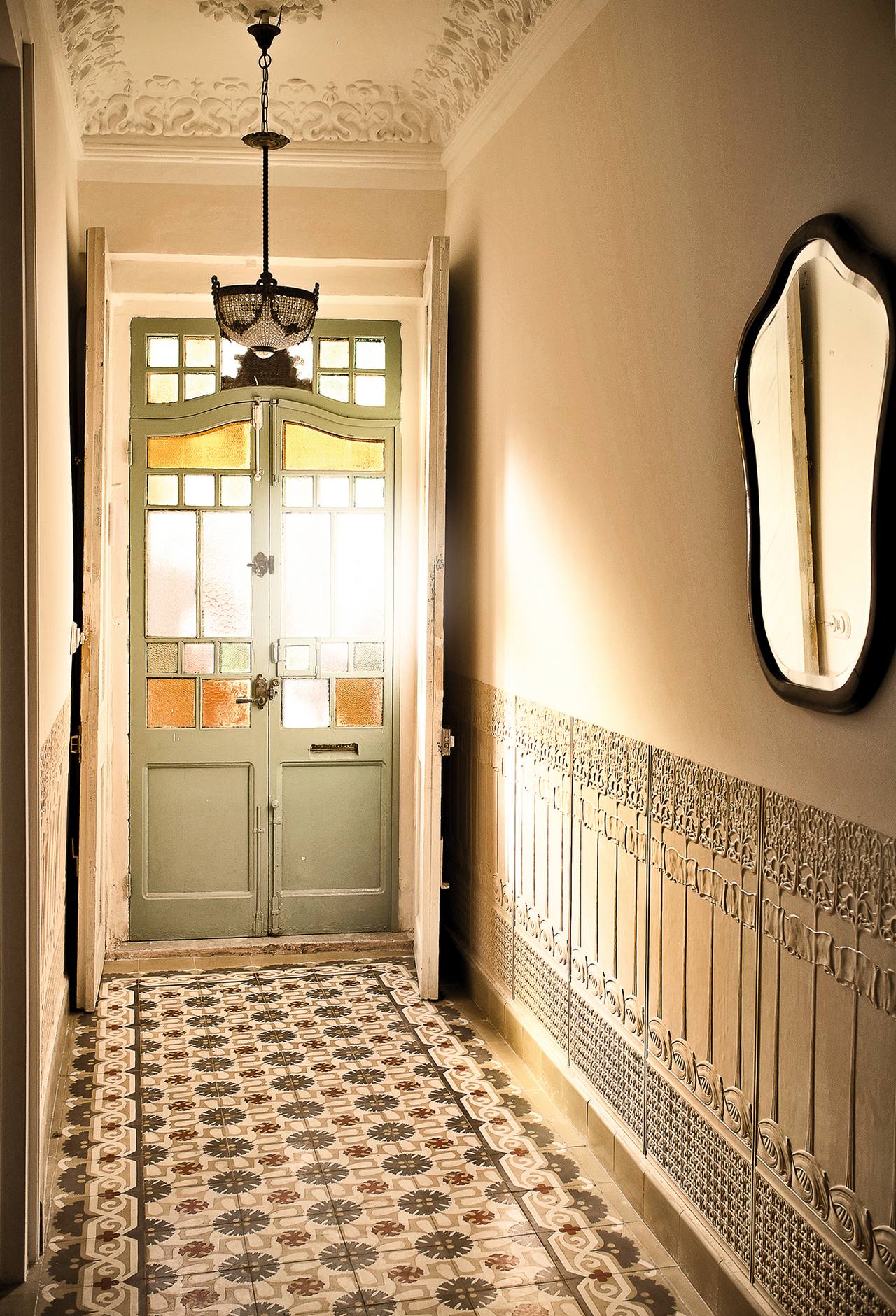 Lichtdurchfluteter Eingangsbereich mit Boden aus Zementmosaikplatten von VIA