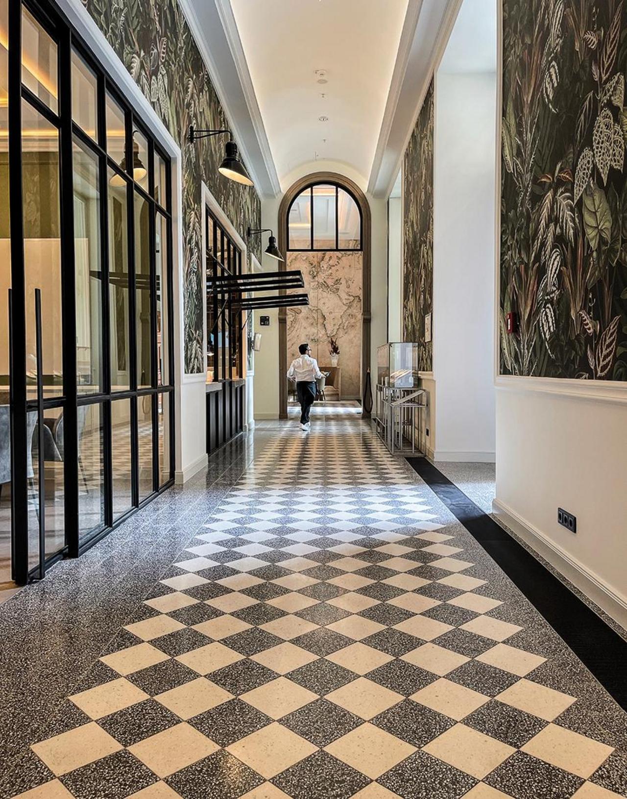 VIA im Humboldt Forum als Schachbrettmuster aus hellen und dunklen Zementmosaikplatten