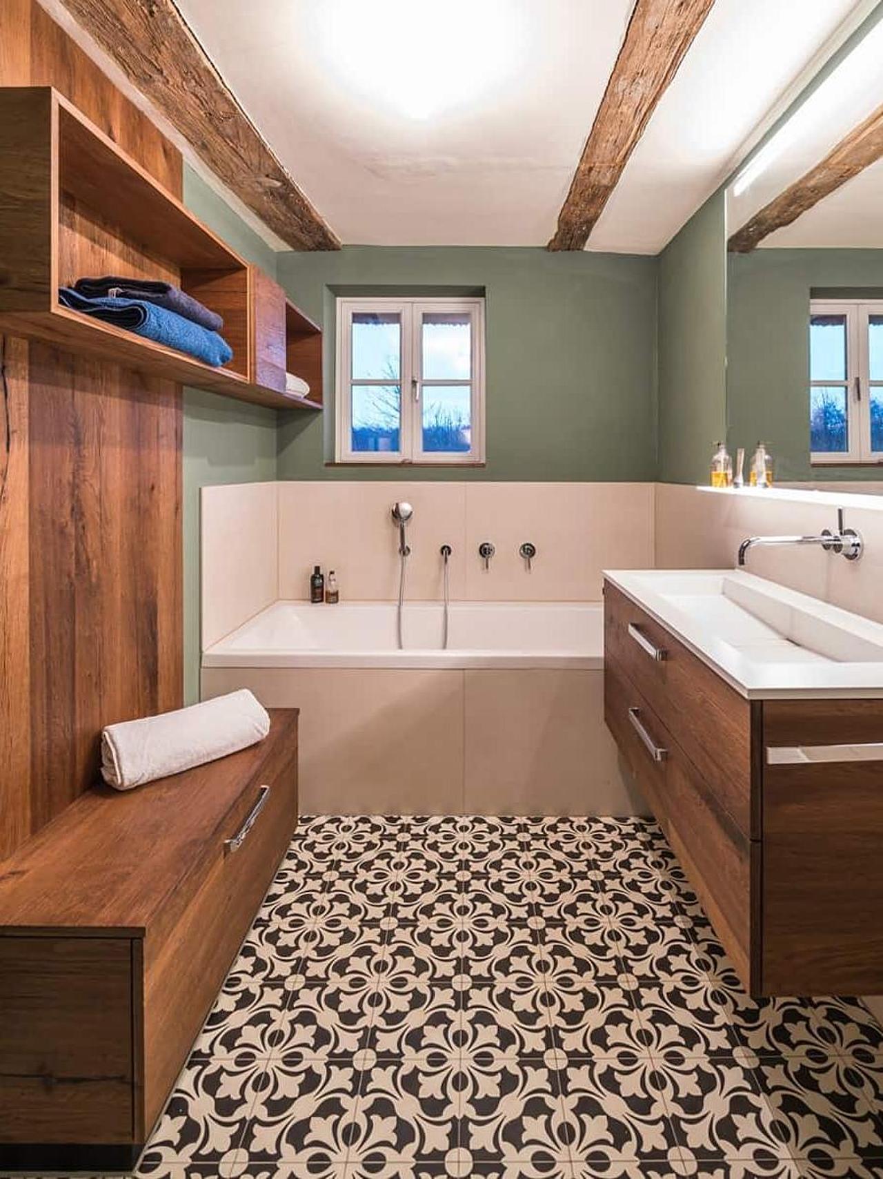 Schwarzweisses Muster mit VIA Zementfliesen im Badezimmer Schwarzweisses Muster mit VIA Zementfliesen im Badezimmer