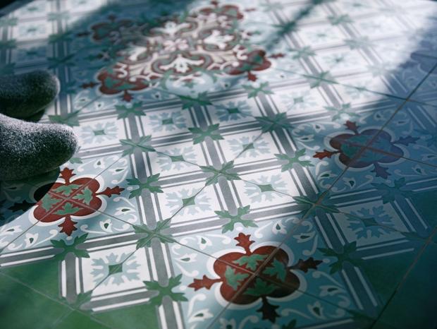 Zementfliesen mit Muster im Eingangsbereich 