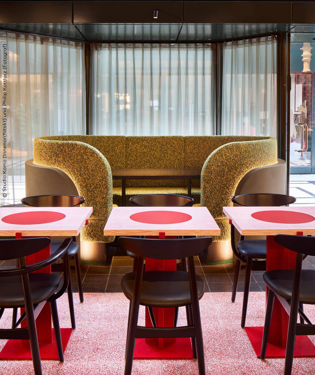 Japanisches Restaurant in Stuttgart mit VIA Terrazzoplatten in rot und schwarz Japanisches Restaurant in Stuttgart mit VIA Terrazzoplatten in rot und schwarz