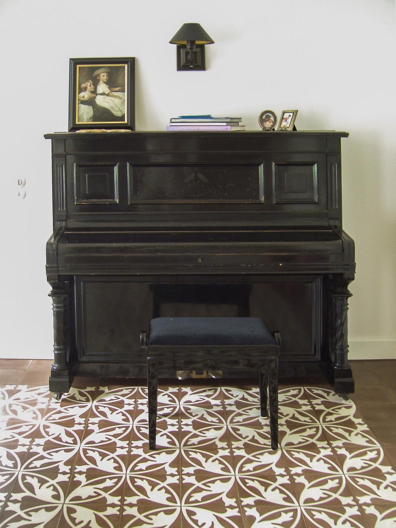 Zweifarbige florale Zementfliese in braun und weiß im Wohnbereich Zweifarbige florale Zementfliese in braun und weiß im Wohnbereich