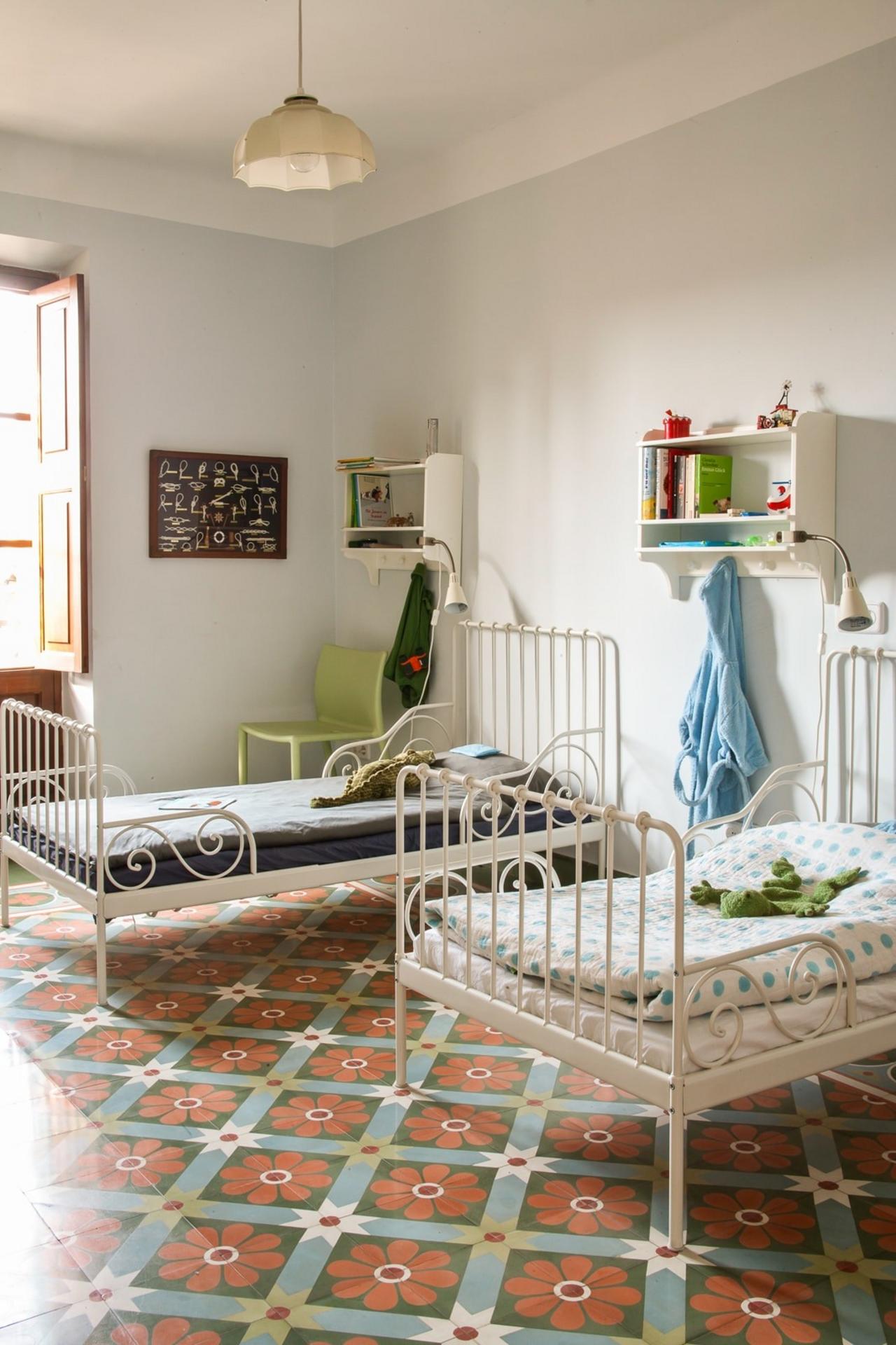 Mehrfarbige Zementfliese in fröhlichen Farben Mehrfarbige Zementfliese in fröhlichen Farben