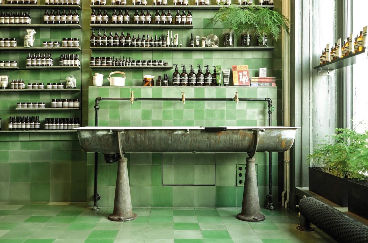 [Translate to Englisch:] Grüne Zementfliesen Aesop Shop Berlin in verschiedenen Formaten 