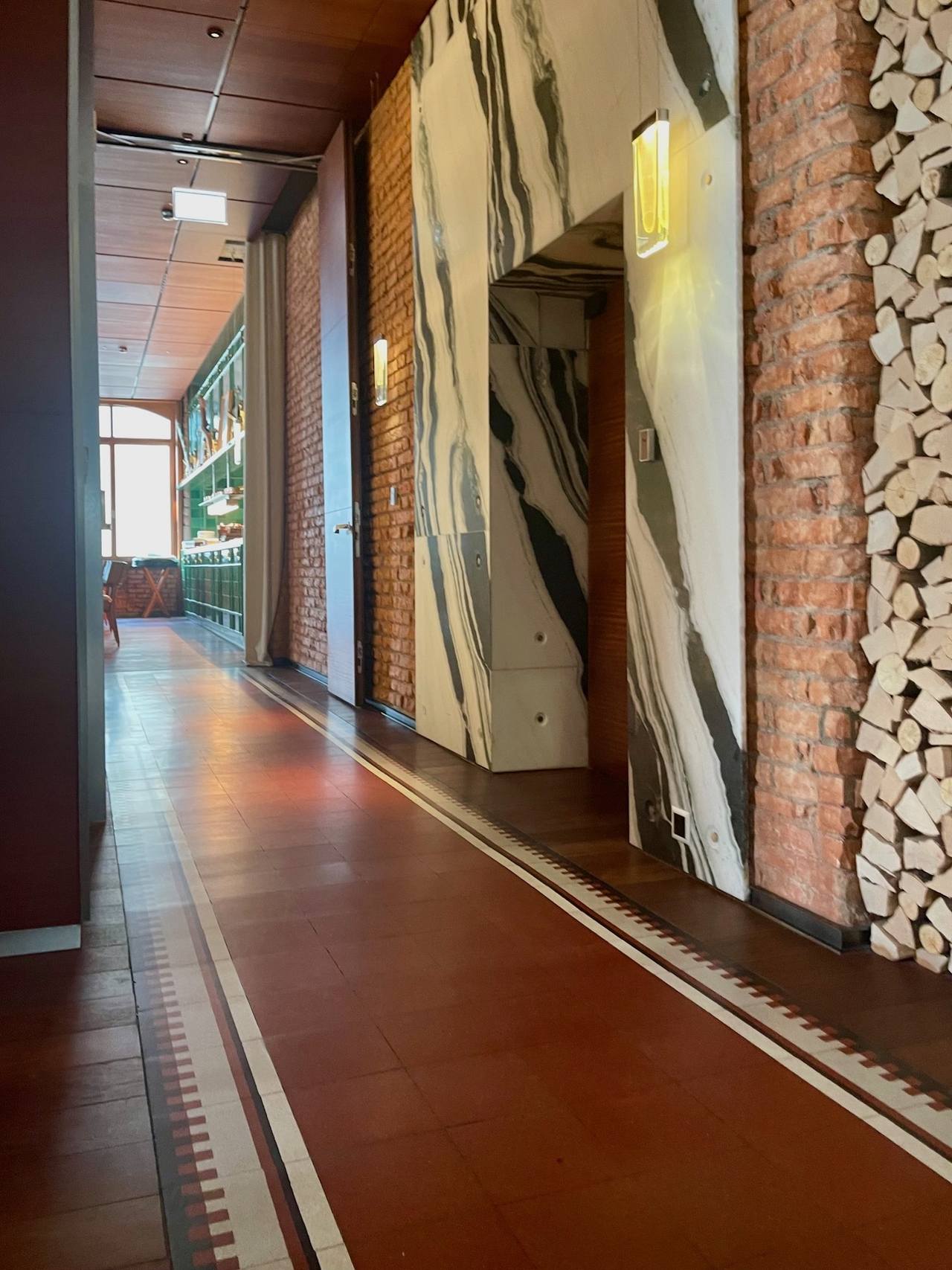 Hotelflur mit Terrazzofliesen in rot mit Randplatte