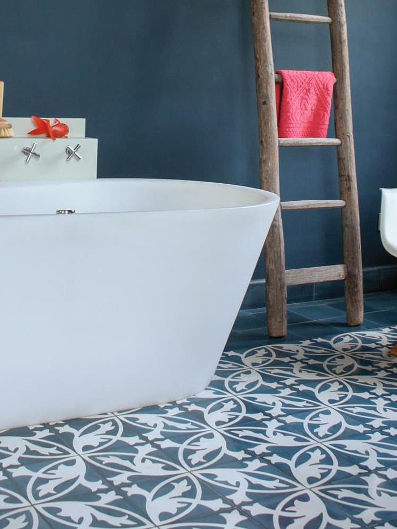 Blaue VIA Kreidefarbe und weiss blaues Muster mit VIA Zementfliesen Blaue VIA Kreidefarbe und weiss blaues Muster mit VIA Zementfliesen