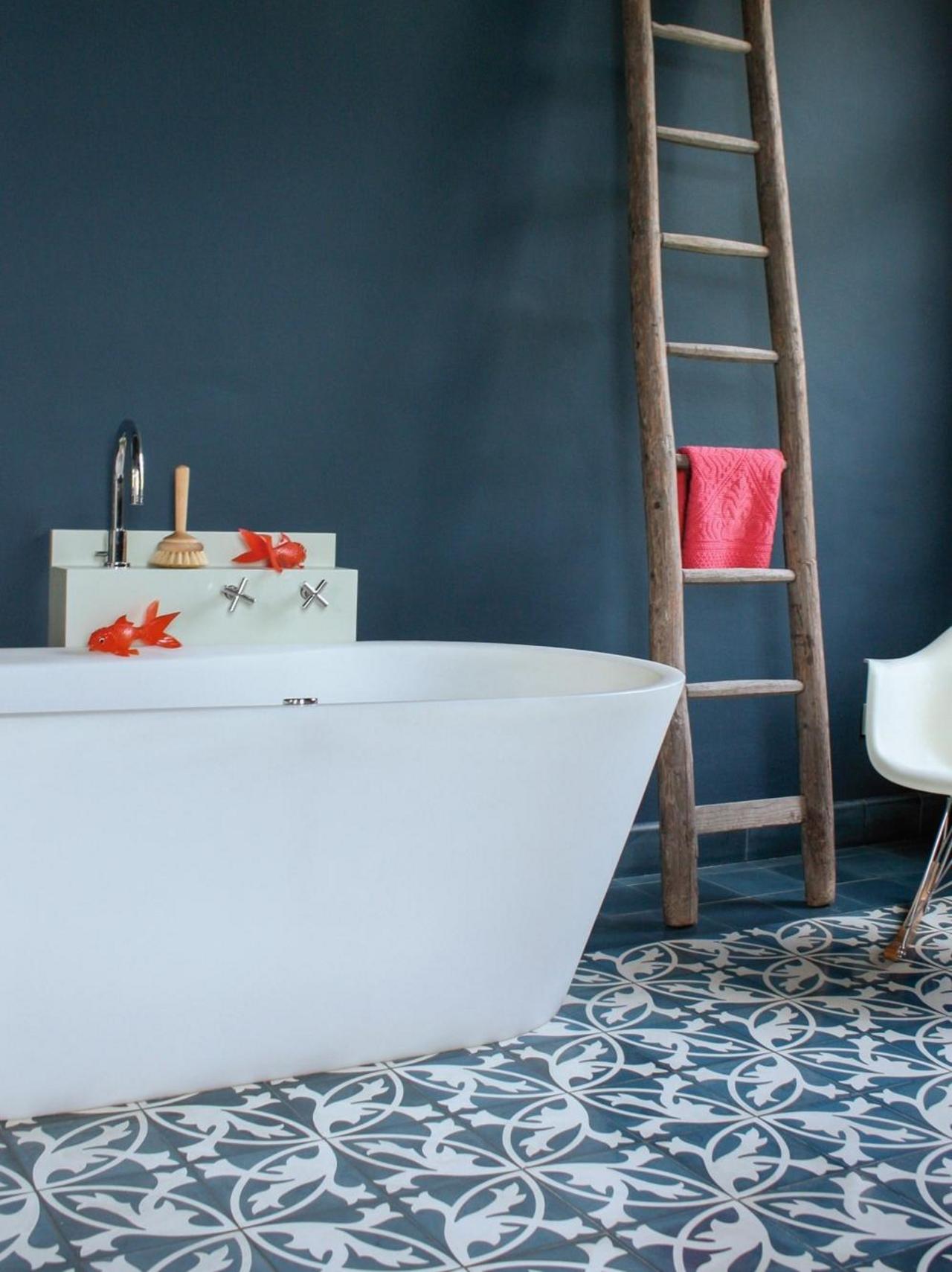 VIA Zweifarbige florale Zementfliese in dunkelblau und weiß in einem Bad VIA Zweifarbige florale Zementfliese in dunkelblau und weiß in einem Bad