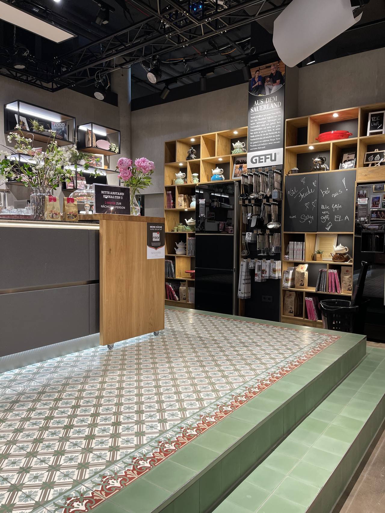 VIA Zementfliese in Sallys Welt mit floral-grafischem Muster in graugruen