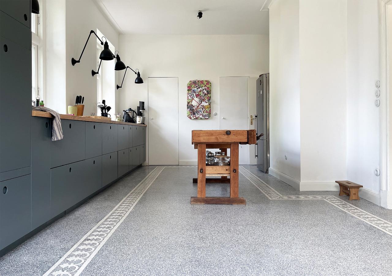 Landhausküche Terrazzoboden Terrazzo fugenlos Terrazzoplatten VIA Via hellgrau weiss weiß