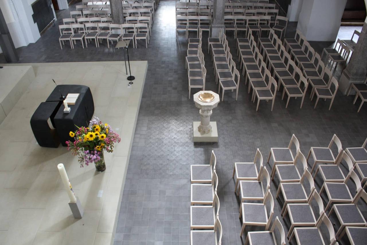 Zementfiesen in grau mit Präge-Muster in der Kirche Zementfiesen in grau mit Präge-Muster in der Kirche