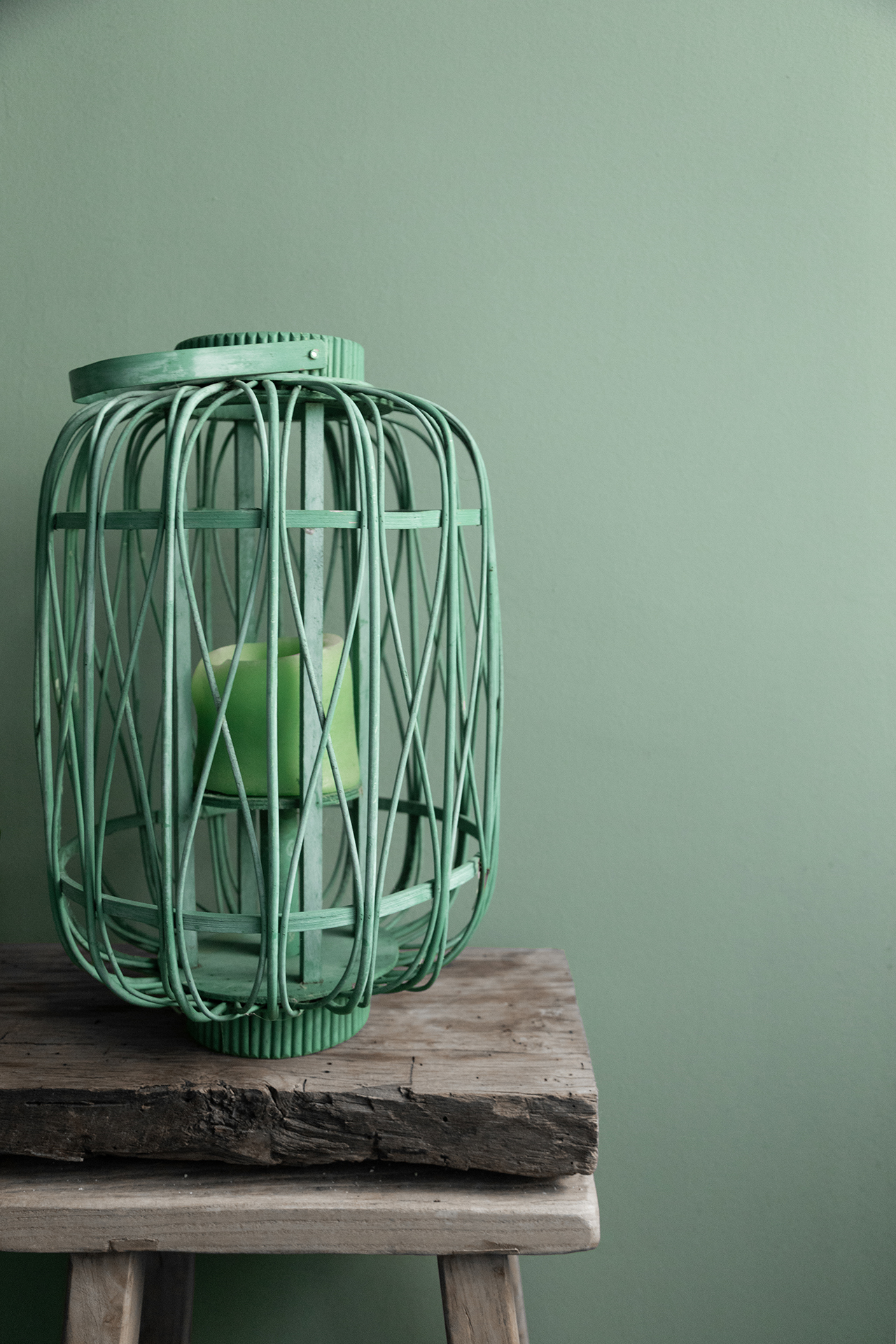 Badezimmer mit grünen Wänden und Bambuswindlicht in grün