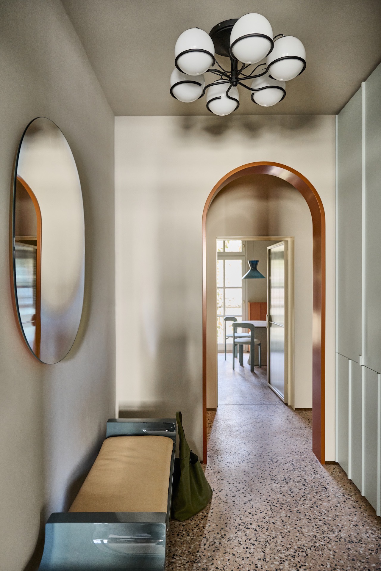 Flur mit Terrazzoboden in rosa mit Sitzbank und Spiegel