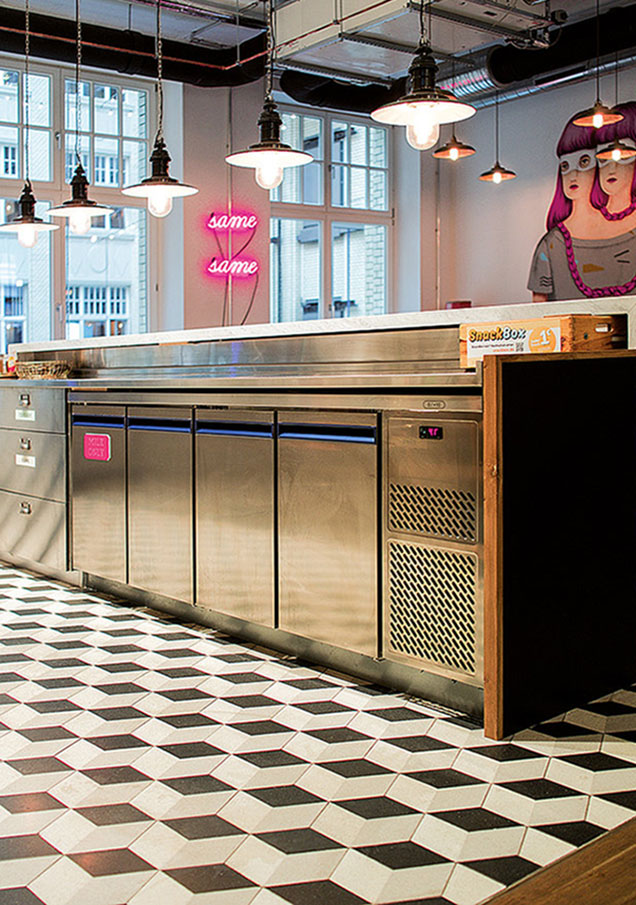 viele via Zementmosaik platten in schwarz weißen Tönen